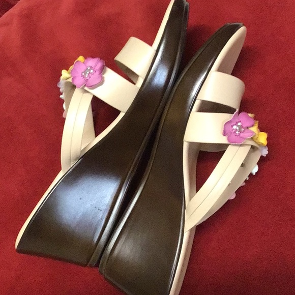 DARLING WEDGE SANDLES W FLOWERS & Bling 7 1/2 - Picture 5 of 7